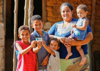 Em 2023, 698 mil pernambucanos saíram da pobreza e 288 mil da extrema pobreza.