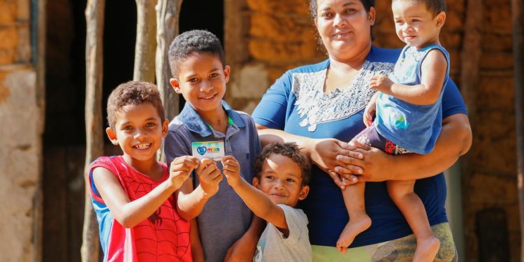 Em 2023, 698 mil pernambucanos saíram da pobreza e 288 mil da extrema pobreza.