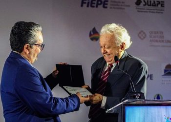 Ricardo Antunes entregou a homenagem a José Mário Austregésilo.