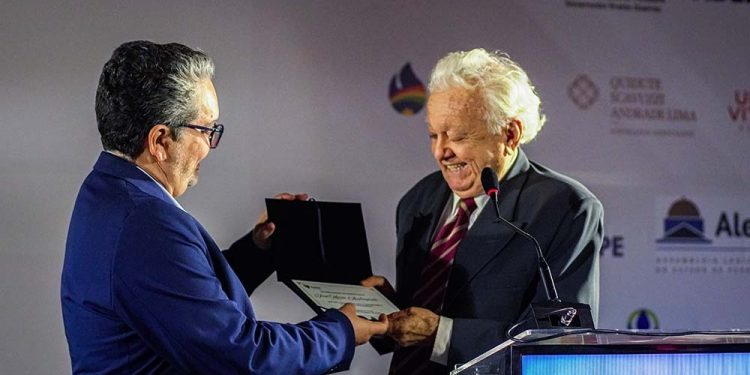 Ricardo Antunes entregou a homenagem a José Mário Austregésilo.