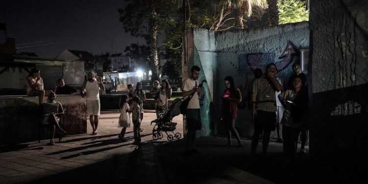Civis são orientados a ficar em abrigos durante ataques do Irã.