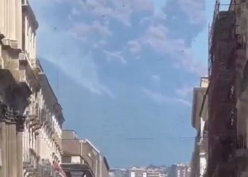 O alerta de aviação foi elevado para o nível vermelho.