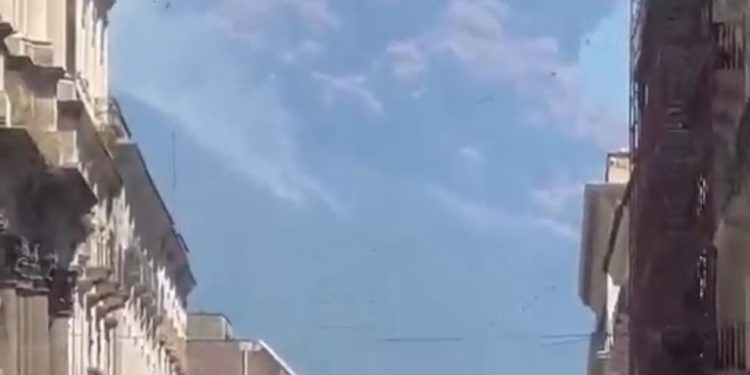 O alerta de aviação foi elevado para o nível vermelho.