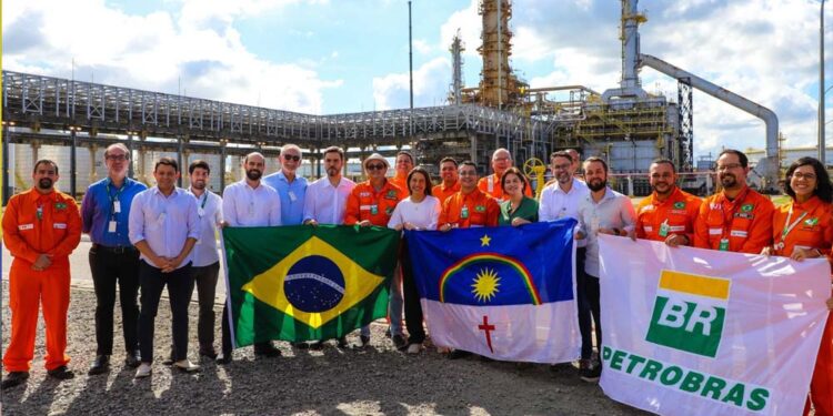 Raquel e Petrobras aceleram obra da refinaria em Suape