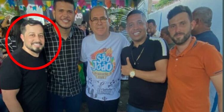 Rodrigo Tavares (em destaque) ao lado do prefeito Mano Medeiros (centro)