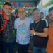 Rodrigo Tavares (em destaque) ao lado do prefeito Mano Medeiros (centro)