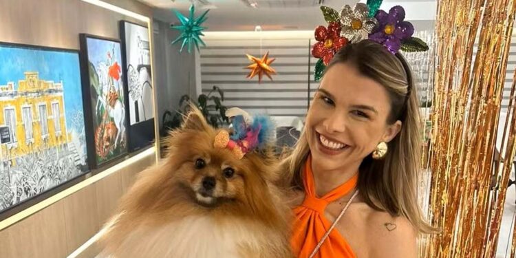 A advogada Duda Medeiros e sua canhorra "Belinha"