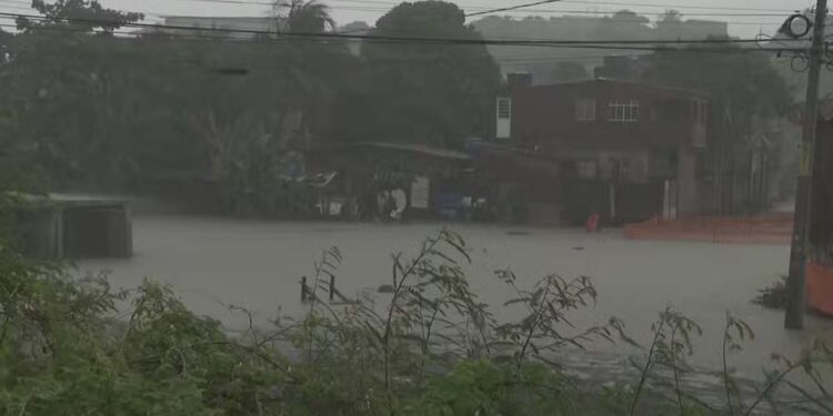 Ruas alagadas no entorno do Canal do Fragoso, em Olinda, no Grande Recife.
