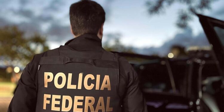 Agentes da Polícia Federal durante operação