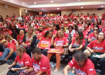 Professores protestam por reajuste salarial na Alepe