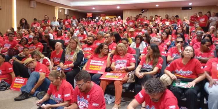 Professores protestam por reajuste salarial na Alepe