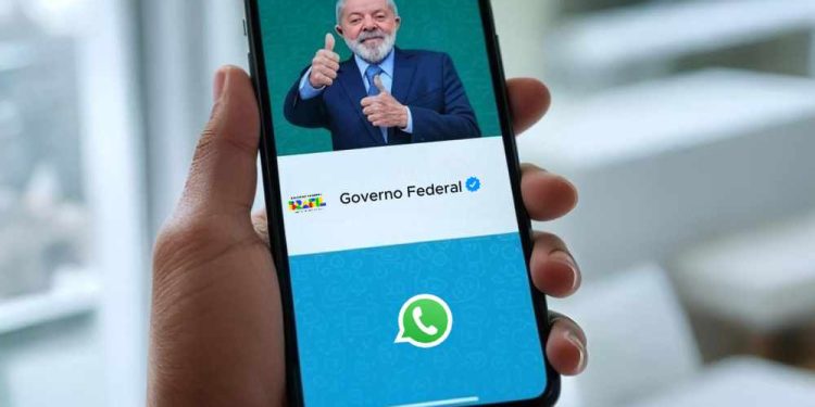 Com queda de apoio, governo intensifica microtarget via WhatsApp e gera debate sobre dados