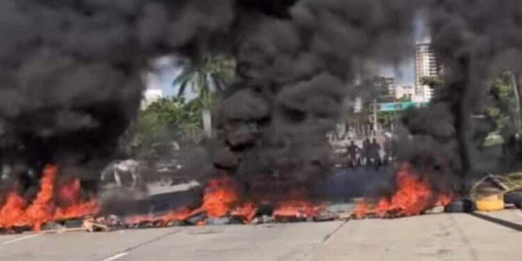 Protestos de carroceiros bloqueiam vias em diversos pontos do Recife