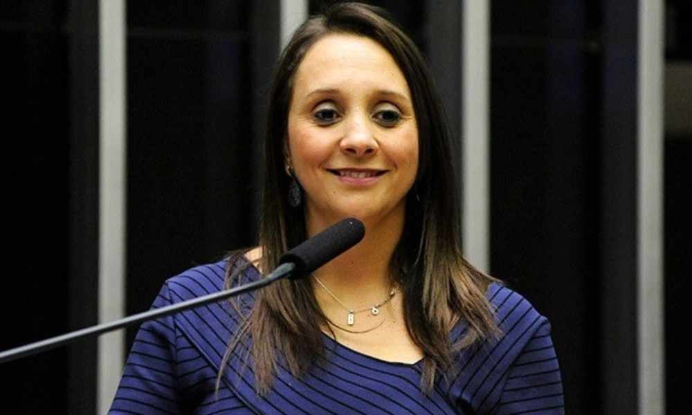 A deputada Renata Abreu (SP), presidente do Podemos, quer comandar o novo partido