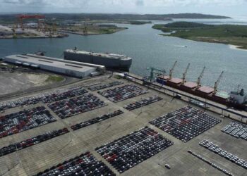 A operação da Stellantis fez Suape bater recorde no embarque de veículos numa única remessa