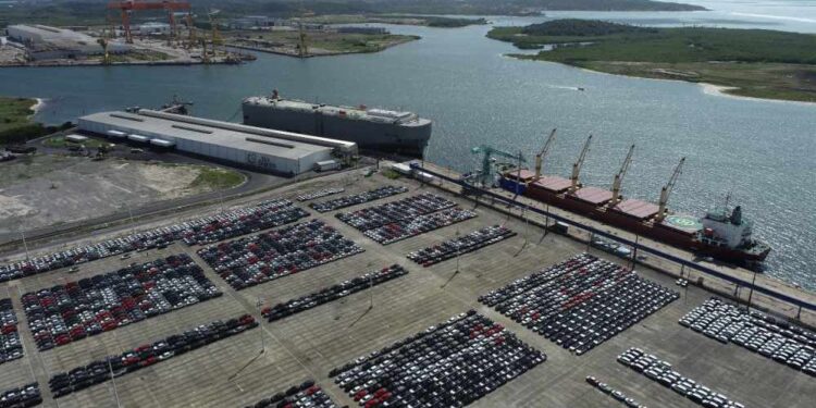 A operação da Stellantis fez Suape bater recorde no embarque de veículos numa única remessa