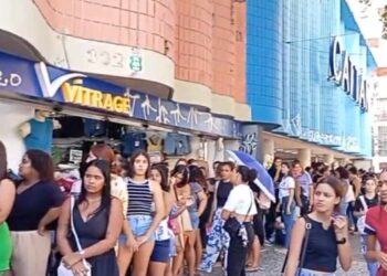 Promoção de R$ 10 em loja de maquiagem causa tumulto e filas gigantes no Recife