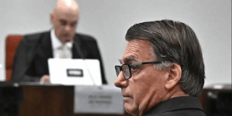 Alexandre de Moraes e Bolsonaro frente a frente, durante depoimento. Foto: André Borges/EPA