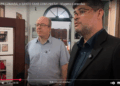 No documentário, o professor Marcelo Andrade conduz um especialista do Recife em monumentos religiosos