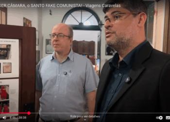 No documentário, o professor Marcelo Andrade conduz um especialista do Recife em monumentos religiosos