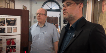 No documentário, o professor Marcelo Andrade conduz um especialista do Recife em monumentos religiosos