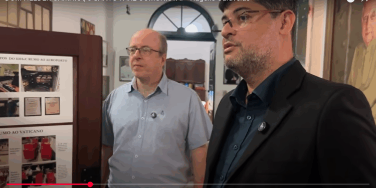 No documentário, o professor Marcelo Andrade conduz um especialista do Recife em monumentos religiosos