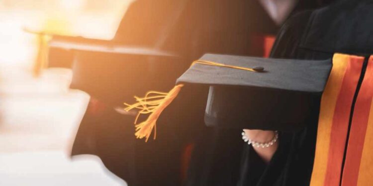 Estudantes denunciam empresa de convites de formatura por prejuízos de até R$ 80 mil