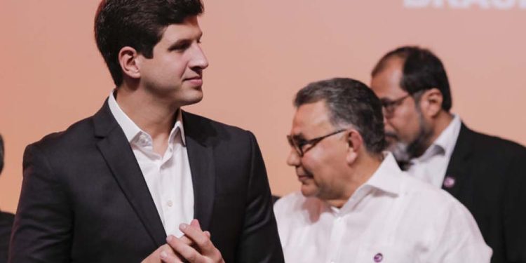 João Campos (à esq.) receberá o comando do PSB de Carlos Siqueira (à dir.)