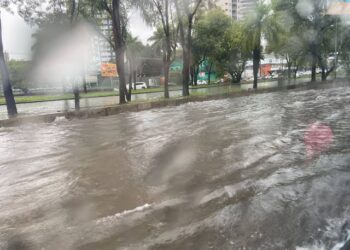 Alagamento na Av. Agamenon Magalhães, no Recife. Foto: Reprodução/WhatsApp