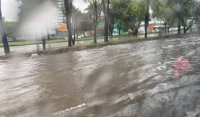 Alagamento na Av. Agamenon Magalhães, no Recife. Foto: Reprodução/WhatsApp