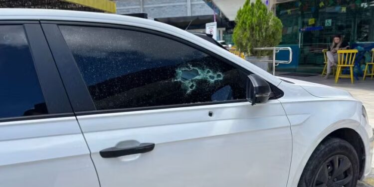 O veículo foi interceptado por homens encapuzados na saída de um shopping.