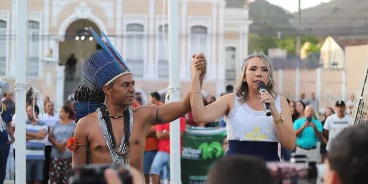 O Cacique Marcos e a agricultora Cilene do Sindicato, no ato de posse como prefeito e vice de Pesqueira-PE. Foto: Baruque