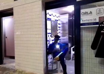 O funcionário estava fardado dentro da unidade 11 do banheiro da orla. Foto: Reprodução