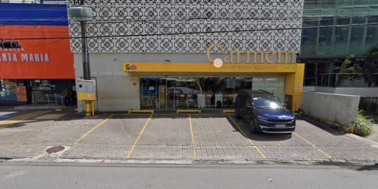 Padaria Carmem teve os vidros quebrados durante investida de ladrões