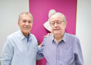 O presidente da APL, Lourival Holanda e o novo imortal Roberto Pereira