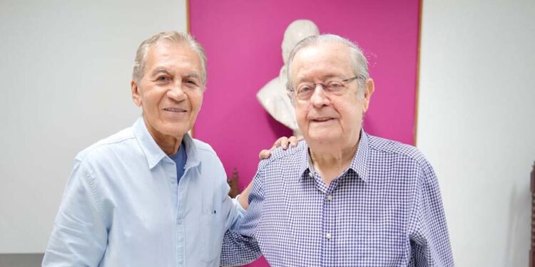 O presidente da APL, Lourival Holanda e o novo imortal Roberto Pereira