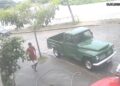 Câmera de segurança flagrou suspeitos de assaltarem uma farmácia no domingo (13).