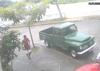 Câmera de segurança flagrou suspeitos de assaltarem uma farmácia no domingo (13).