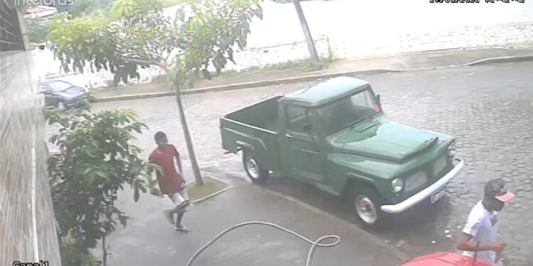 Câmera de segurança flagrou suspeitos de assaltarem uma farmácia no domingo (13).