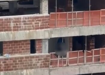 No vídeo é possível ver o funcionário com a calça abaixada, com a mão nas partes íntimas.