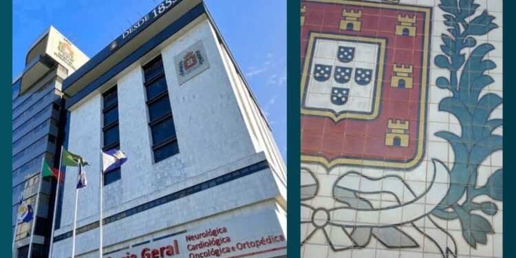 A logomarca antiga está estampada numa pintura em cerâmica com a assinatura de Brennand.