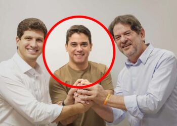 Júnior Mano (em destaque), ao lado de João Campos e Cid Gomes