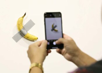 Obra "Comedian", do artista italiano Maurizio Cattelan, exposta em museu na França