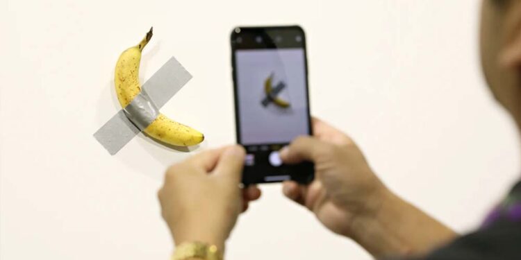 Obra "Comedian", do artista italiano Maurizio Cattelan, exposta em museu na França