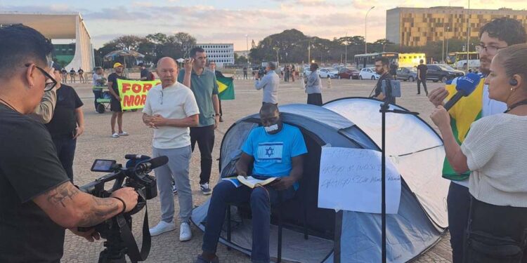 O deputado Helio Lopes (PL-RJ) acampa na frente do STF em protesto a decisões do ministro Alexandre de Moraes - Foto: Mariana Brasil