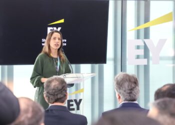 Raquel Lyra na inauguração do centro tecnológico da EY no Porto Digital, no Recife.