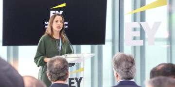 Raquel Lyra na inauguração do centro tecnológico da EY no Porto Digital, no Recife.