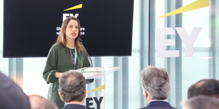 Raquel Lyra na inauguração do centro tecnológico da EY no Porto Digital, no Recife.