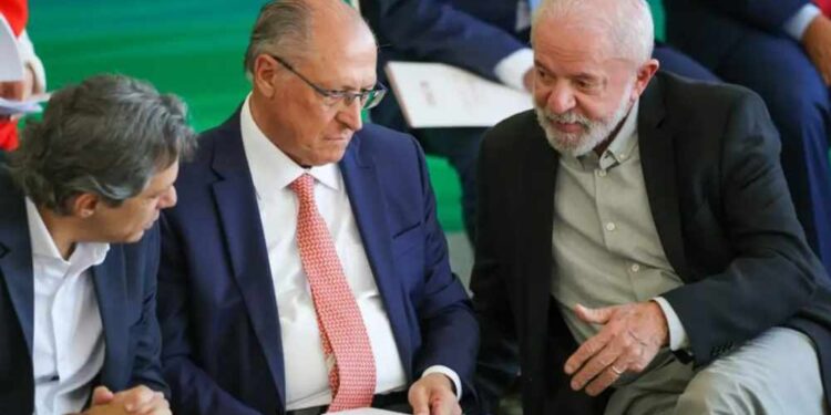 Governo cria comitê para reagir a tarifa de 50% imposta por Trump