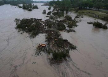 Enchentes deixam 24 mortos e dezenas de desaparecidos em acampamento de verão